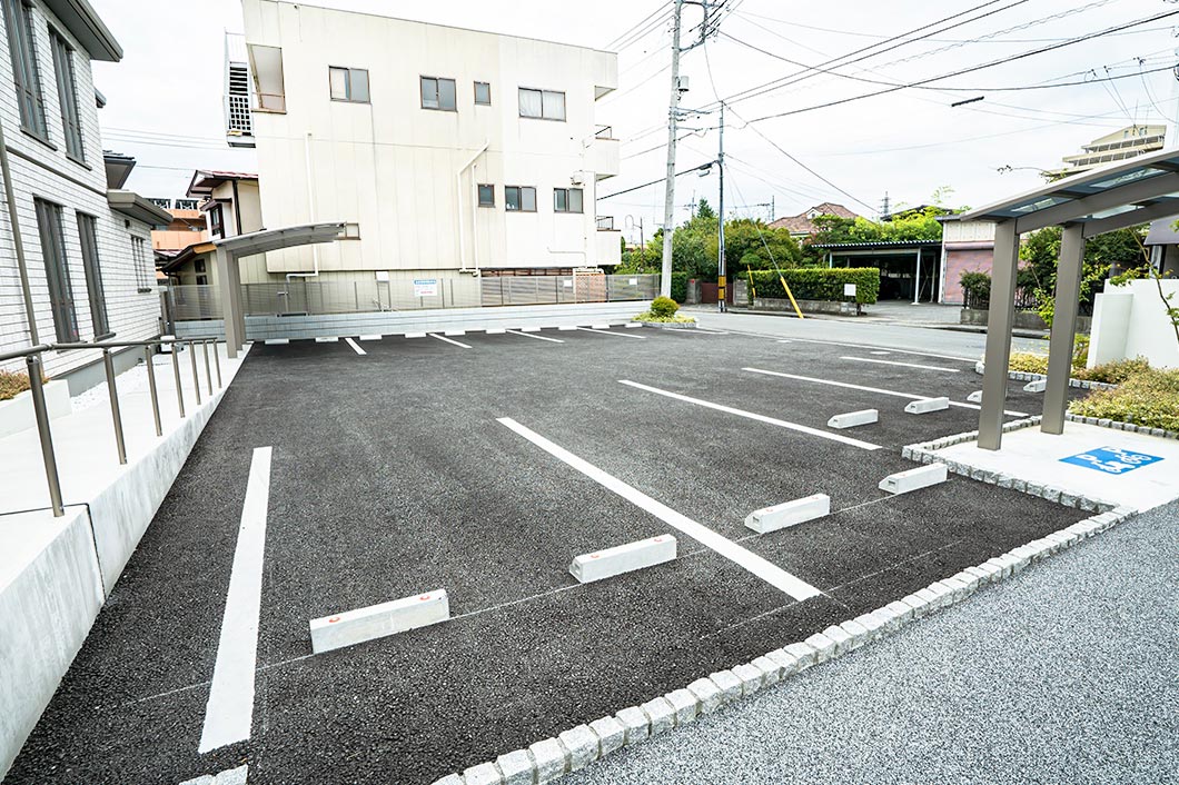 広い駐車場（計13台）完備