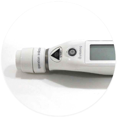 ゆっくりと麻酔薬を入れる「電動注射器」